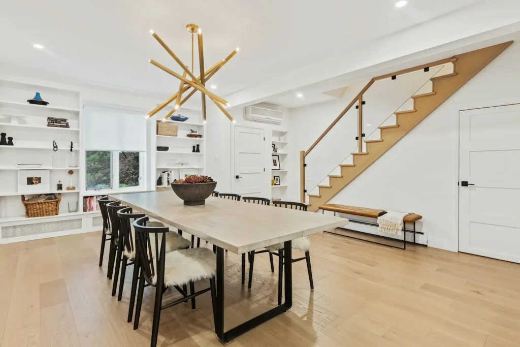 Casa moderna con escalera y muebles de madera